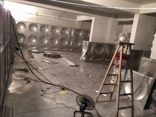 異形水箱安裝現(xiàn)場